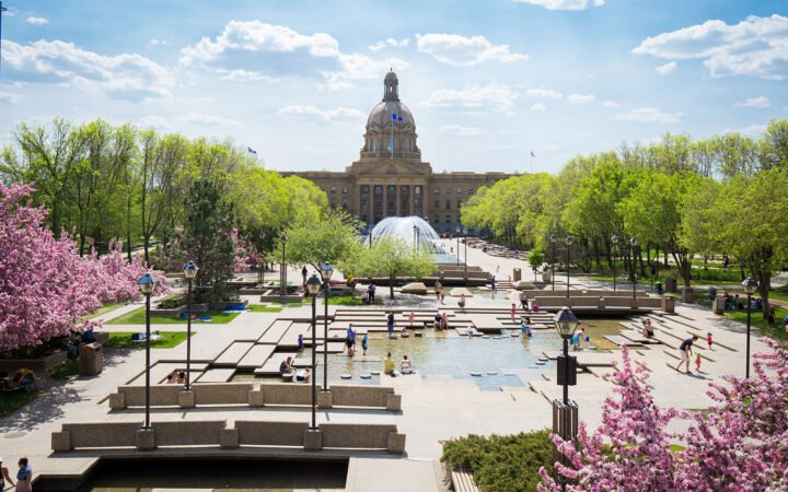 Edifício da Assembleia Legislativa de Alberta, com jardins e fonte em primeiro plano, em Edmonton.