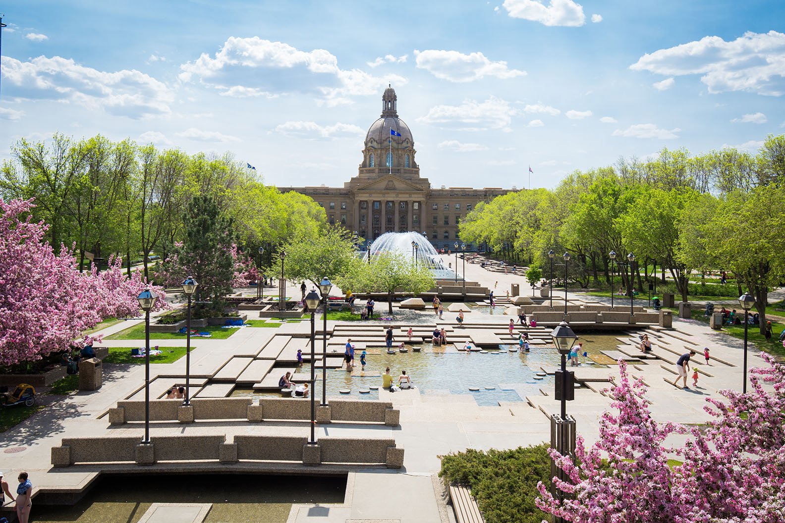 Edifício da Assembleia Legislativa de Alberta, com jardins e fonte em primeiro plano, em Edmonton.