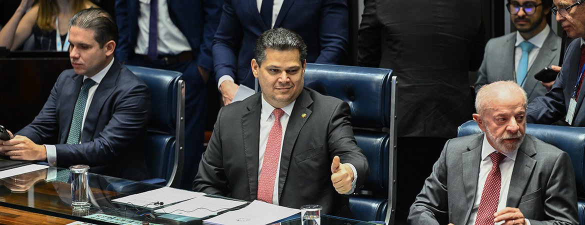 Davi Alcolumbre, Hugo Motta e Lula à mesa do Congresso, em foto de arquivo de 16 de outubro de 2026