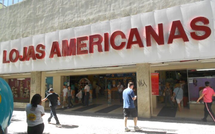 Fachada das Lojas Americanas e pedestres no centro de Curitiba, em 2012