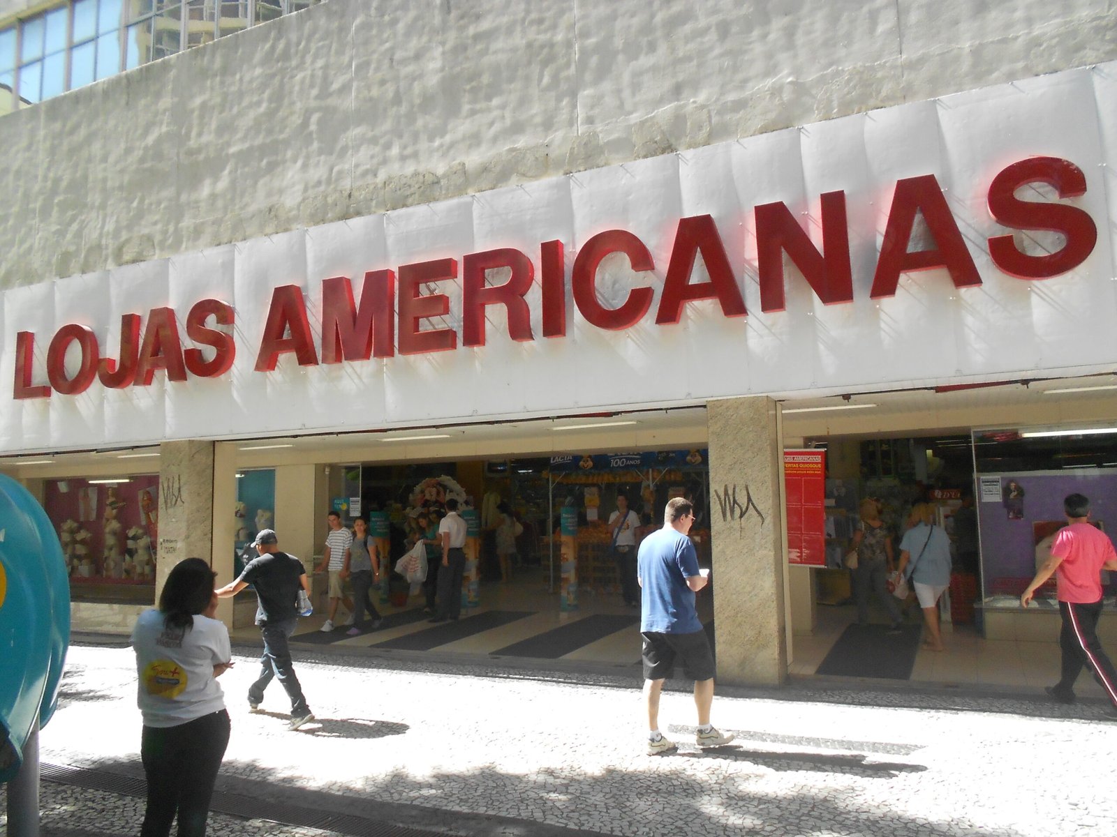 Fachada das Lojas Americanas e pedestres no centro de Curitiba, em 2012
