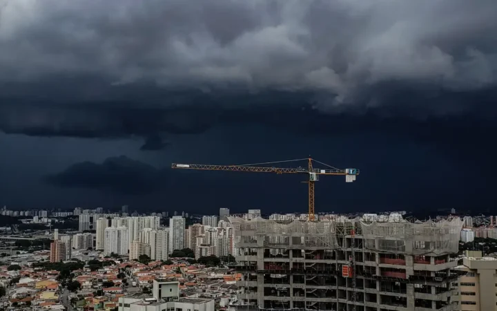Nuvens escuras sobre prédios e uma obra na cidade de São Paulo, em imagem de arquivo.