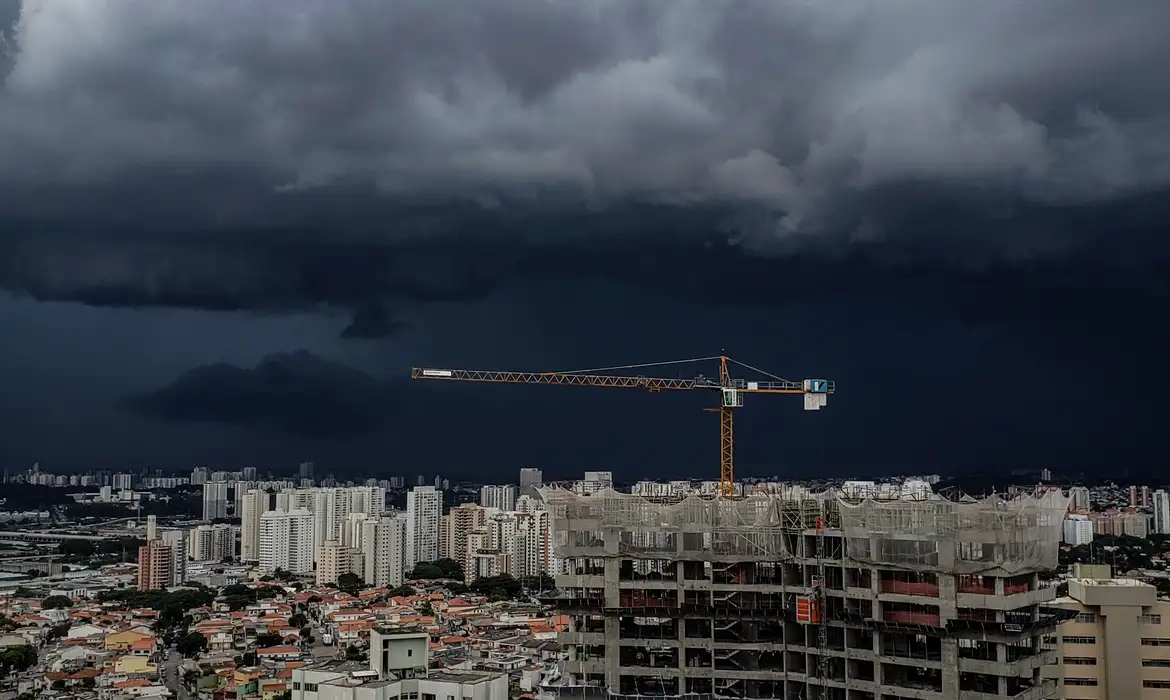Nuvens escuras sobre prédios e uma obra na cidade de São Paulo, em imagem de arquivo.