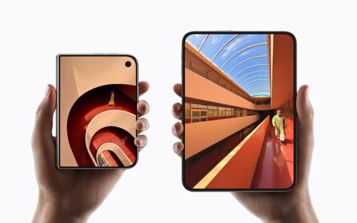iPhone Duo nas posições fechada e aberta, em imagem de divulgação da Apple.