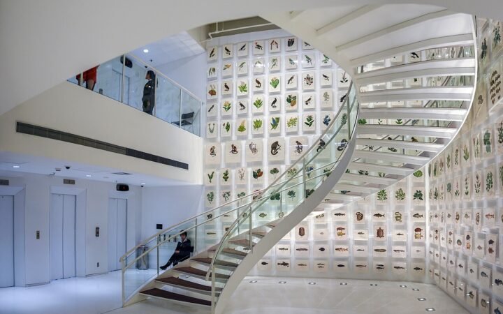Escadaria e espaço de exposição no interior do Itaú Cultural, na Avenida Paulista.