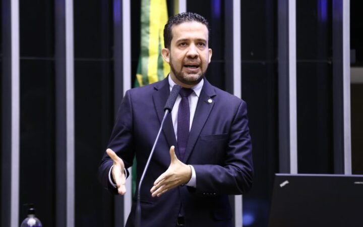 André Janones discursa na tribuna da Câmara dos Deputados, em foto de arquivo.