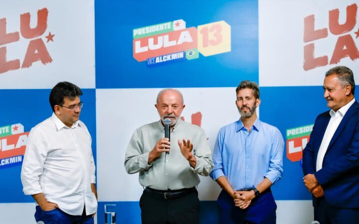 Lula fala ao microfone, acompanhado de aliados, em Brasília, em 6 de outubro de 2026