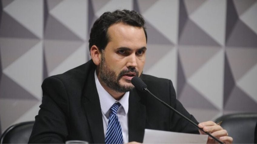 Bruno Moretti fala ao microfone em reunião no Senado, em foto de arquivo de 2016.