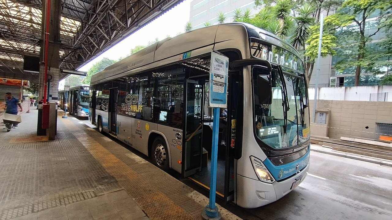 Ônibus elétrico da linha Unisa Campus I–Terminal Santo Amaro em São Paulo