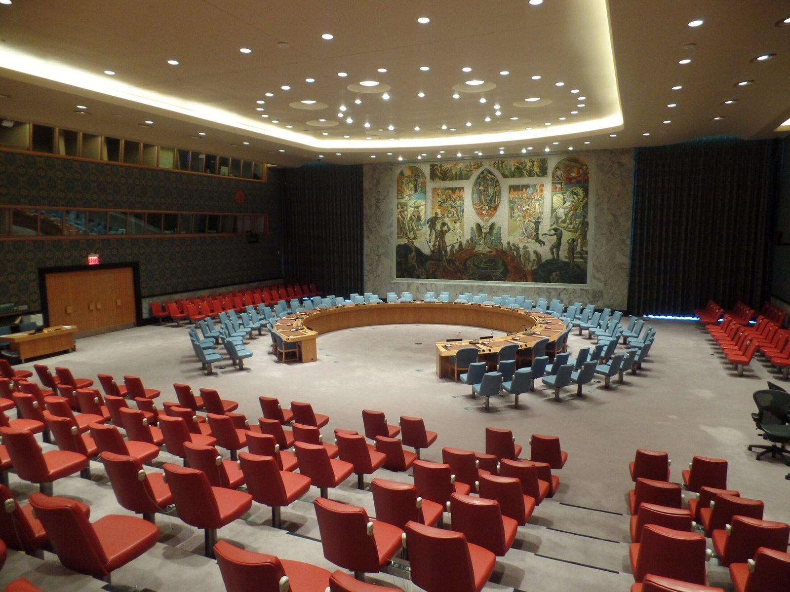 Sala do Conselho de Segurança da ONU em Nova York, com mesa circular e cadeiras vazias