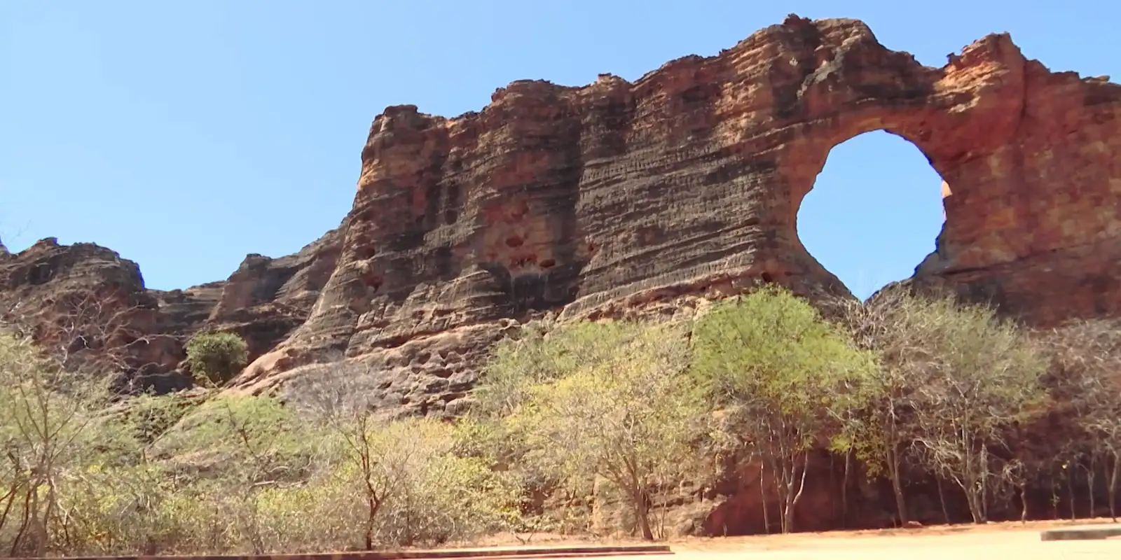 Pedra Furada, na Serra da Capivara, em imagem de divulgação do programa Caminhos da Reportagem.