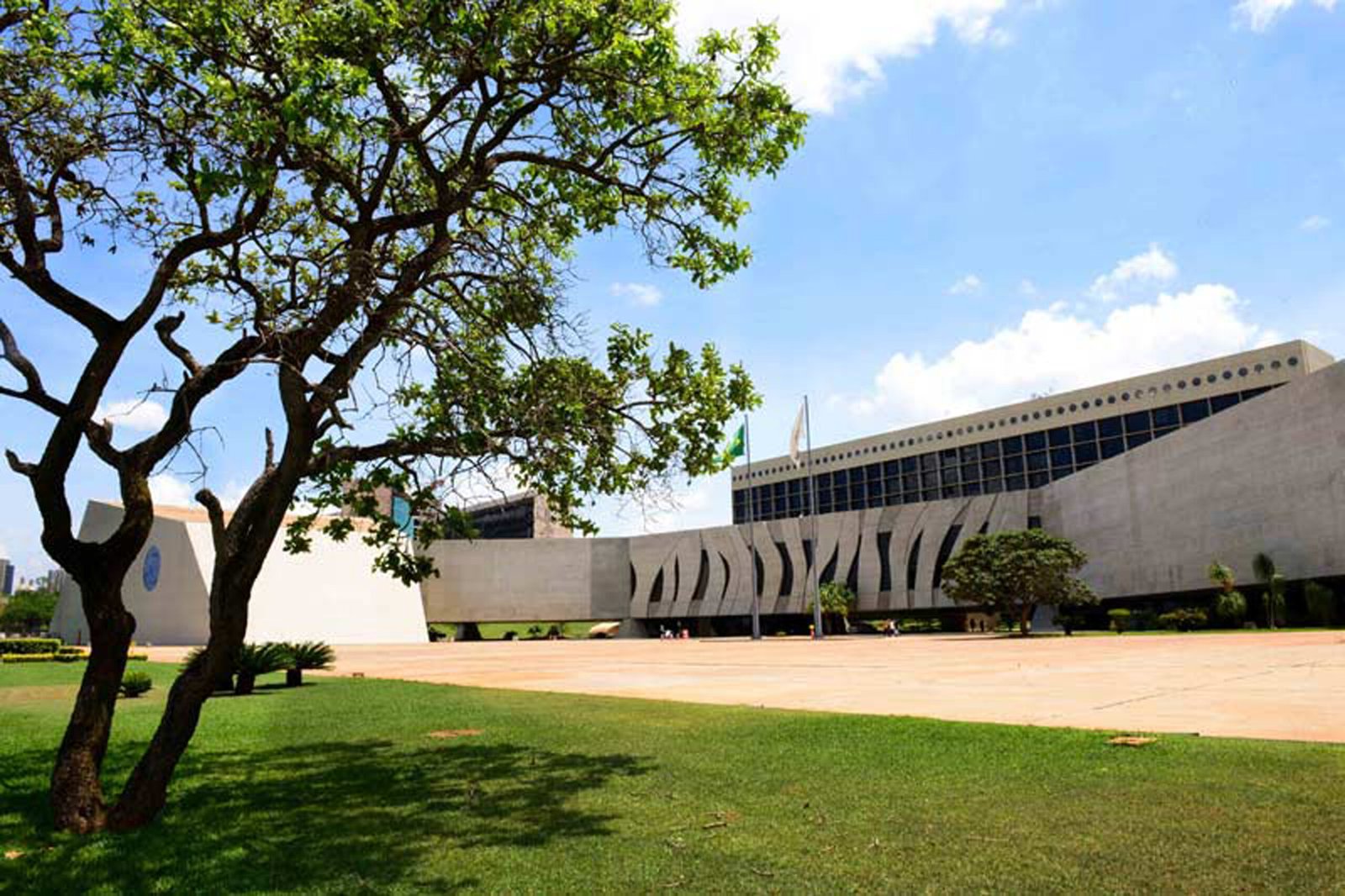 Fachada do Superior Tribunal de Justiça em Brasília, vista a partir do jardim.