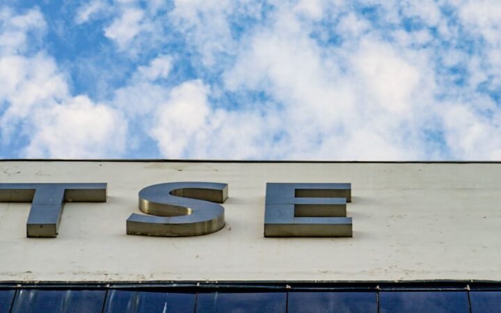 Fachada do TSE em Brasília, com a sigla do tribunal sob o céu.
