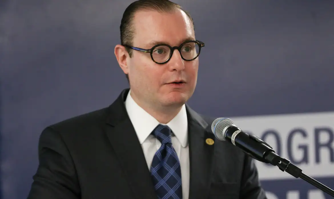 Cristiano Zanin fala ao microfone em seminário no STF, em setembro de 2023
